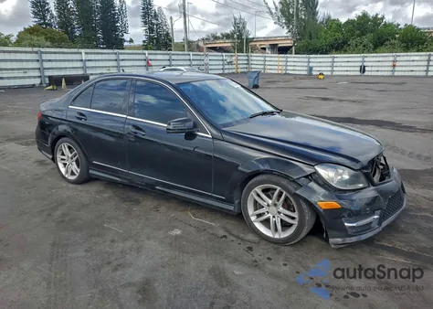 2014 Mercedes-Benz C 250 z USA, uszkodzony, nr VIN WDDGF4HB8EG249631